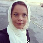 OPBAKNING. Den svenske socialdemokratiske politiker Veronica Palm lagde som mange andre svenskere i dag et billede på Facebook, hvor hun er iført tørklæde 
