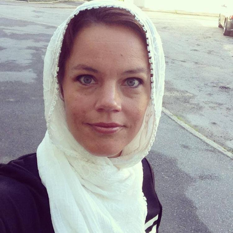 OPBAKNING. Den svenske socialdemokratiske politiker Veronica Palm lagde som mange andre svenskere i dag et billede på Facebook, hvor hun er iført tørklæde 