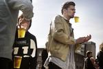 Festival. Foreningen MUVE der har været primus motor i Vesterbro Festival holder i aften ekstraordinær generalforsamling.  Her en gæst ved festivalen i Den Brune Kødby et tidligere år. 