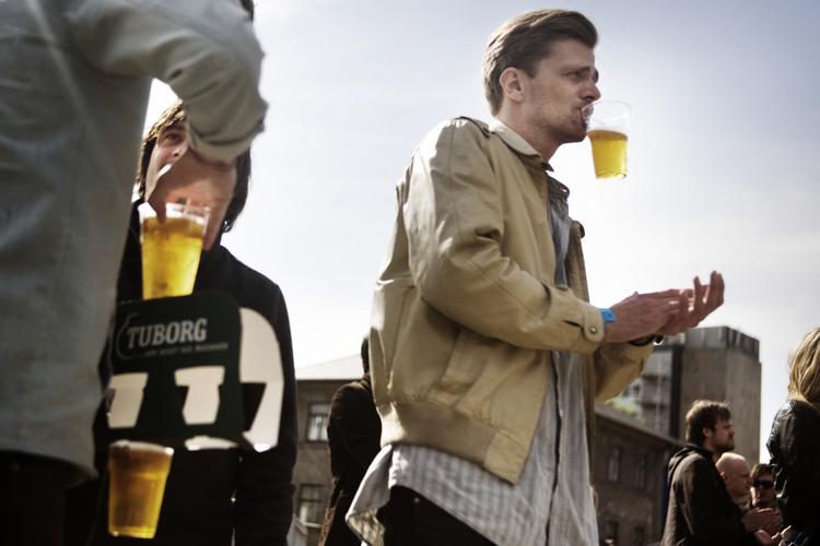 Festival. Foreningen MUVE der har været primus motor i Vesterbro Festival holder i aften ekstraordinær generalforsamling.  Her en gæst ved festivalen i Den Brune Kødby et tidligere år. 