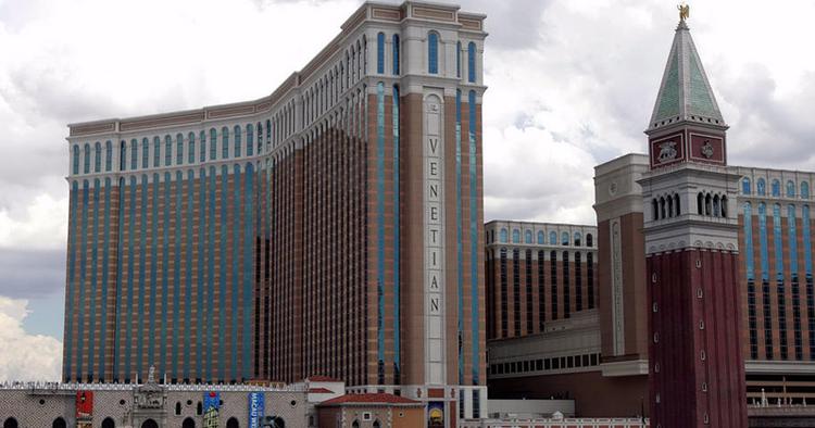 Tillæg. Selve værelsesprisen dækker ikke den reelle udgift ved at bo i f.eks. Las Vegas. Forskellige gebyrer kommer oven i. 