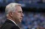 frustration. Newcastles manager, Alan Pardew, pillede stjernen, Yohan Cabaye, af holdet kort før kampstart, da klubben havde fået et stort bud på franskmanden fra Arsenal. 