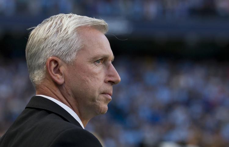 frustration. Newcastles manager, Alan Pardew, pillede stjernen, Yohan Cabaye, af holdet kort før kampstart, da klubben havde fået et stort bud på franskmanden fra Arsenal. 