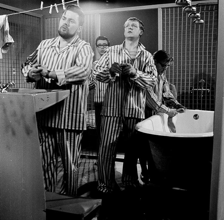 Velmagtsdagene. I stribede pyjamasser kunne man i 'De fire hjemmejakker' fange Four Jacks på Danmarks Radio. 
