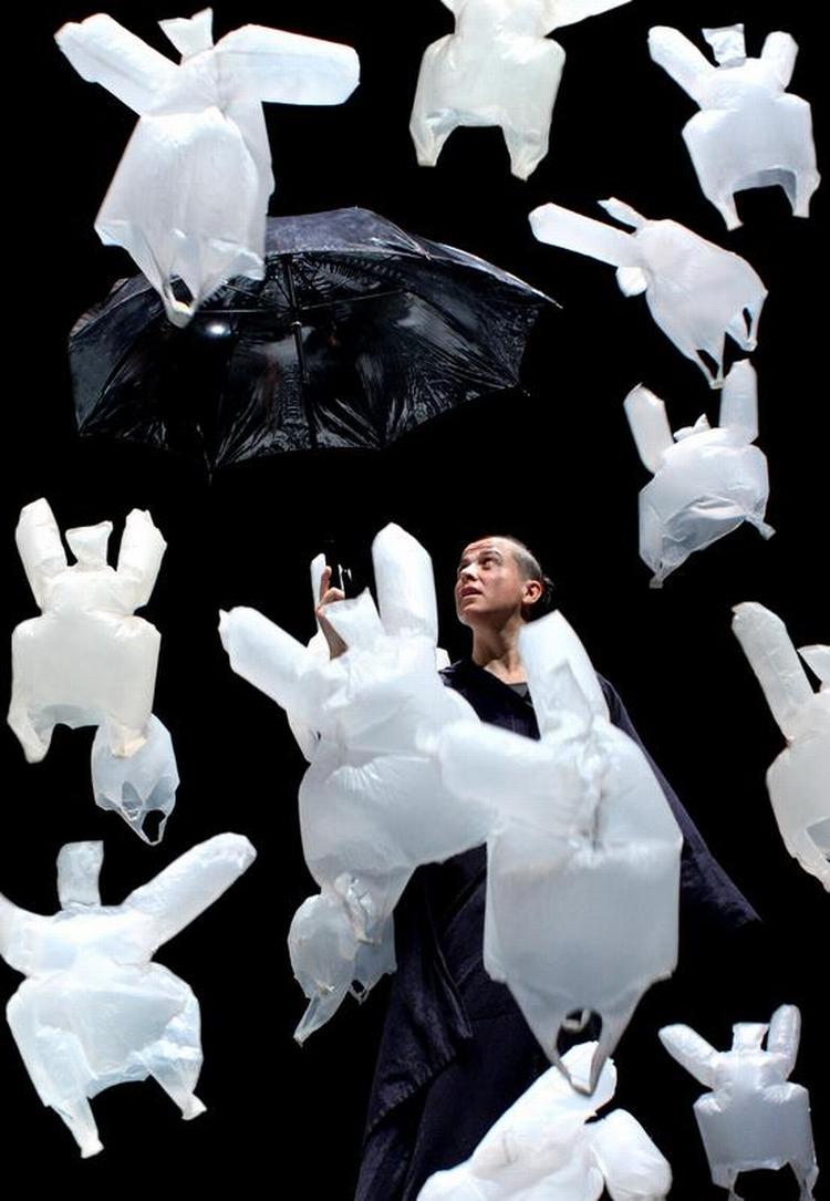 Forfløjne. Plasticposer blæser i vinden på Metropolis Festival. Billedet er fra forestillingen 'Afternoon of a Foehn'. 