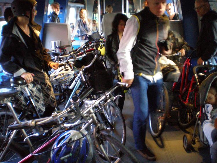 Cykeltetris. Siden 2010, hvor DSB gjorde det gratis at tage cyklen med i s-togene, er antallet af cykler steget markant. De cykelpendlende passagerer kæmper en daglig kamp for at komme ind og ud af togene. 