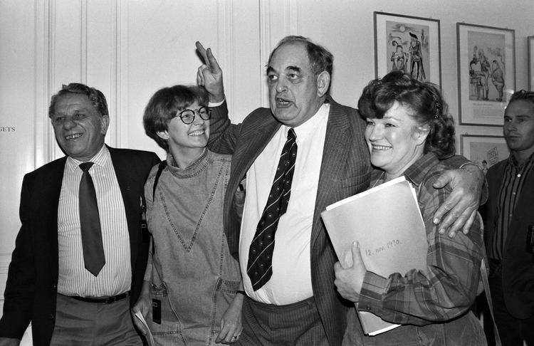 1990: Ved et grupppemøde i Gremskridtspartiet var der flertal for at stemme Mogens Glistrup ud af partiet. Han stiftede i stedet Trivselspartiet. Her præsenterer han partiet sammen med sine nye partifæller bestående af Mogens Elvensø, Pia Dahl og Jane Oksen. De synger "Altid frejdig..." 