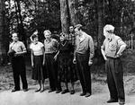 Partiskole. Kammeraterne på skolen i Moskva er klar til boldspil en dag i 1958. Mens Eigil Nielsen (nr. to fra højre) hurtigt vendte tilbage til hverdagen, blev flere af de andre fremtrædende kommunister. Eksempelvis Margit Hansen (nr. to fra venstre), borgerrepræsentant i København, ægtefællen Erik Hansen (th. for hende) var mangeårig fællestillidsmand på B&amp;W og Freddy Madsen (yderst th.) blev folketingsmedlem for DKP. 