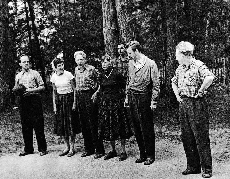 Partiskole. Kammeraterne på skolen i Moskva er klar til boldspil en dag i 1958. Mens Eigil Nielsen (nr. to fra højre) hurtigt vendte tilbage til hverdagen, blev flere af de andre fremtrædende kommunister. Eksempelvis Margit Hansen (nr. to fra venstre), borgerrepræsentant i København, ægtefællen Erik Hansen (th. for hende) var mangeårig fællestillidsmand på B&amp;W og Freddy Madsen (yderst th.) blev folketingsmedlem for DKP. 