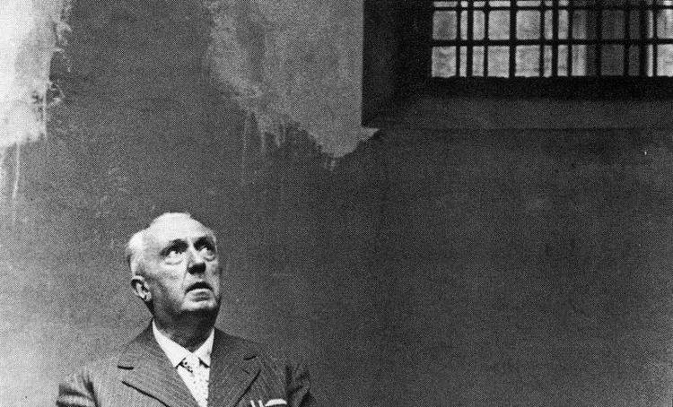 Rum. Som ung soldat i Første Verdenskrig blev Carlo Emilio Gadda taget til fange af tyskerne. På fotoet her er den aldrende italienske forfatter dog ikke fængslet, selv om hans omgivelser kunne lede tankerne i de baner. 