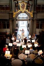 Koncentrat. Blot 18 mand er der i det Wagner-orkester, som dirigenten Niels Borksand her arbejder med under prøverne på Nibelungens Ring i Christians Kirke. På scenen skiftes 12 sangere til at klare samtlige roller. 