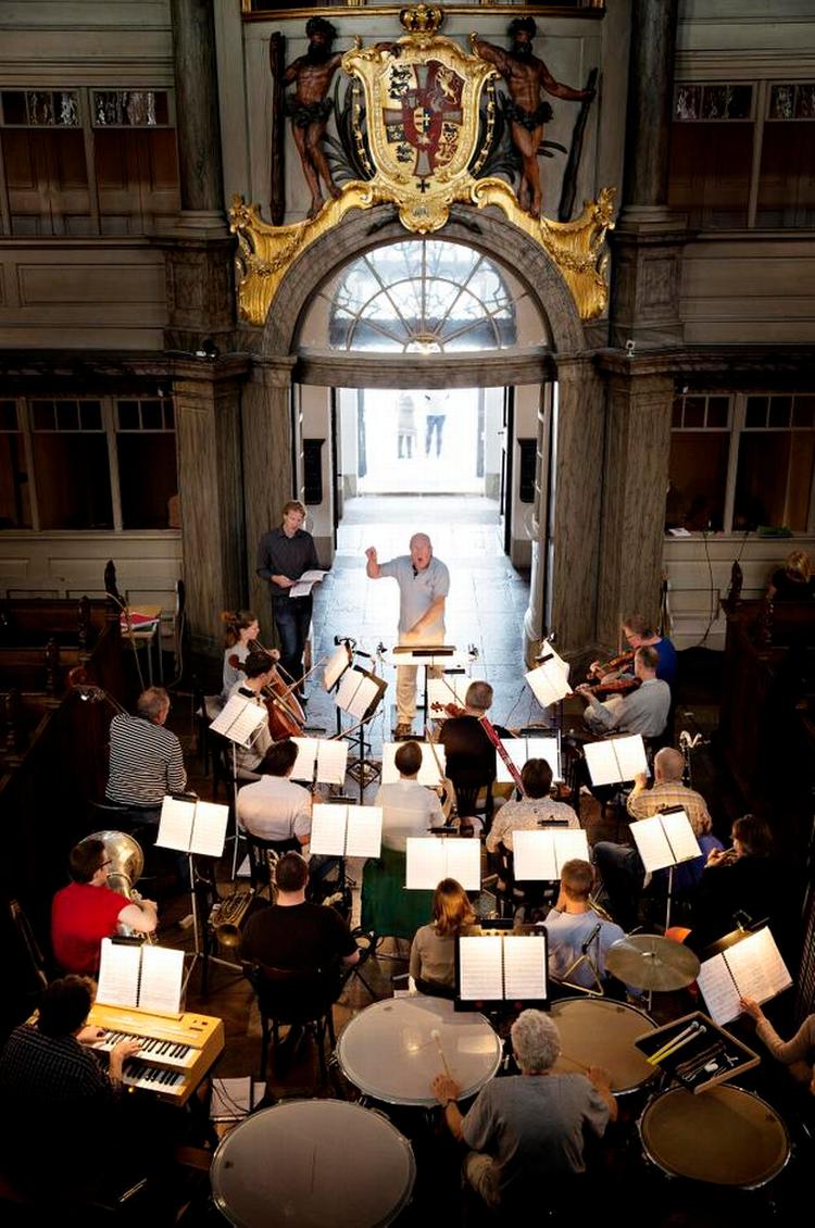 Koncentrat. Blot 18 mand er der i det Wagner-orkester, som dirigenten Niels Borksand her arbejder med under prøverne på Nibelungens Ring i Christians Kirke. På scenen skiftes 12 sangere til at klare samtlige roller. 