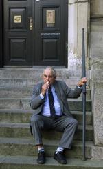 2000: Mogens Glistrup i Højesteret, hvor han idømtes 7 dages betinget hæfte for racistiske udtalelser. Inden domsafsigelsen nød Glistrup en is på statsministeriets trappe. 