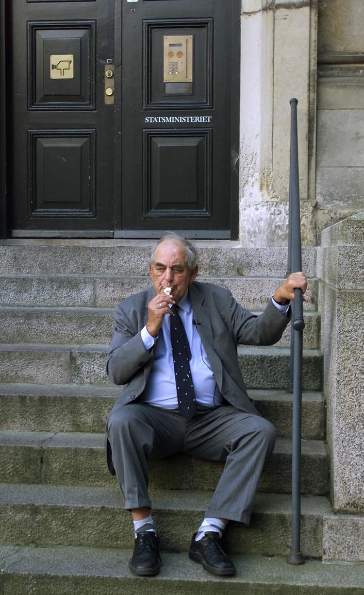 2000: Mogens Glistrup i Højesteret, hvor han idømtes 7 dages betinget hæfte for racistiske udtalelser. Inden domsafsigelsen nød Glistrup en is på statsministeriets trappe. 