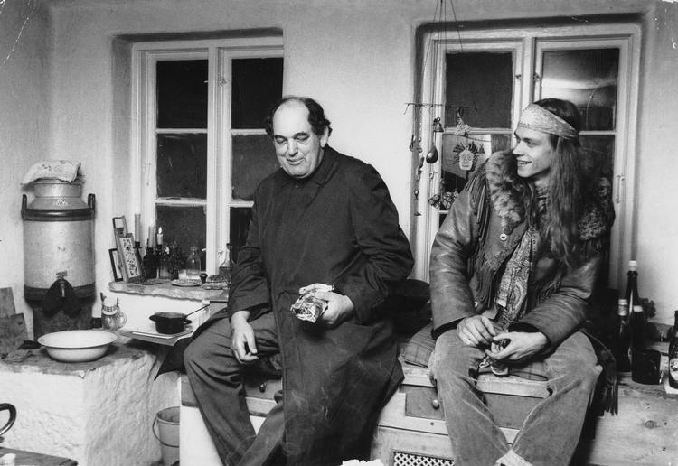 Mogens Glistrup på besøg på Christiania hos Jon Tømrer og Per Ler. Fotodato er ukendt. 