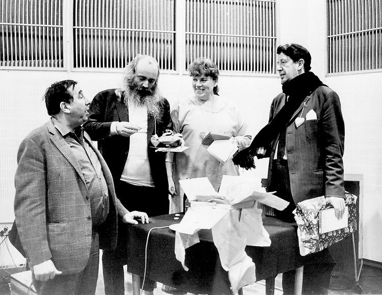 1975: Panelet i radioens program 'Spørg bare'. Fra venstre: John Price, Simon Spies, Cleo og Erhard Jacobsen . 