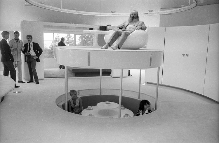 1969: Simon Spies underholder et mindre selskab i sit sommerhus Villa Spies - også kaldet Villa Fjolle - som ligger en snes kilometer syd for Stockholm med udsigt over skærgården. Huset er tegnet af den svenske arkitekt Staffan Berglund og stod færdigt i 1969. Det er cirkelformet og udstyret med datidens mest avancerede elektronik, hvorfor det i dag fremstår som et sjældent funktionalistisk/futuristisk arkitektonisk værk. 