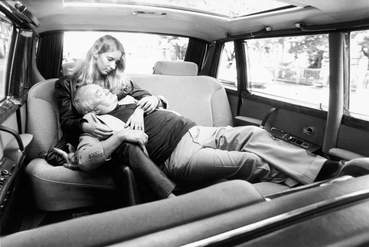 1981: Simon Spies på sin 60-års fødselsdag i bil sammen med Pia Charlotte Nielsen. 