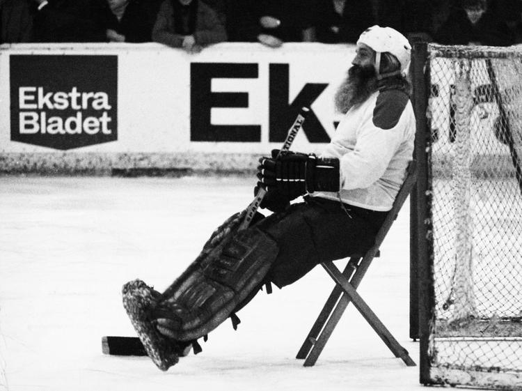 1971: Simon Spien giver den som ishokeymålmand. 