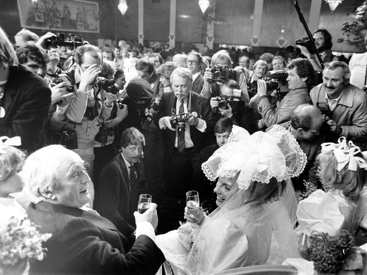 1983: Simon Spies og Janni Spies bliver gift under stor mediebevågenhed. 