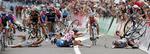 massestyrt. Kort før afslutningen af 4. etape af Tour de Suisse endte sprinternes positionskamp med et voldsomt styrt. Mark Cavendish (tv) kørte ind i Heinrich Haussler (midt) og Loyd Mondory (th). 