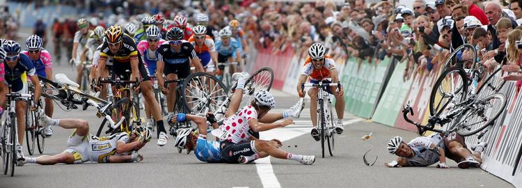 massestyrt. Kort før afslutningen af 4. etape af Tour de Suisse endte sprinternes positionskamp med et voldsomt styrt. Mark Cavendish (tv) kørte ind i Heinrich Haussler (midt) og Loyd Mondory (th). 