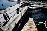 Bølgende.Det har ikke taget københavnerne lang tid at indtage den første etape af Kalvebod Bølge. Anlægget ligger foran Nykredits sortehovedsæde på den ellers udskældte Kalvebod Brygge og indvies officielt 30. august. 
