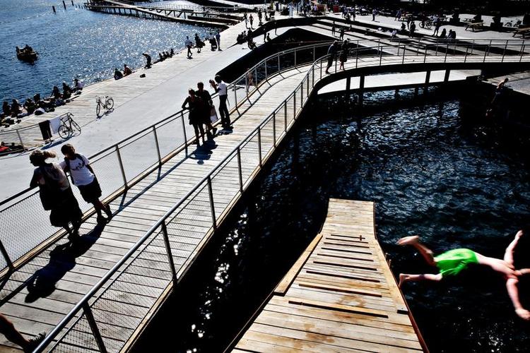 Bølgende.Det har ikke taget københavnerne lang tid at indtage den første etape af Kalvebod Bølge. Anlægget ligger foran Nykredits sortehovedsæde på den ellers udskældte Kalvebod Brygge og indvies officielt 30. august. 