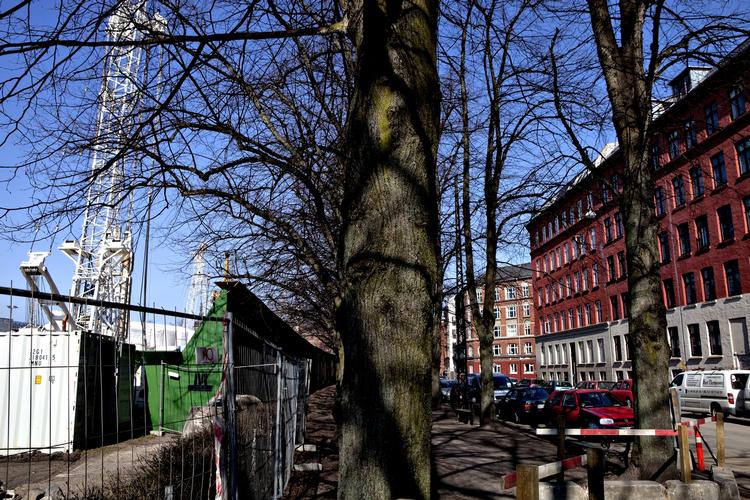 bom. Det er tunnelarbejdspladserne som her i Nørrebroparken, der vil koste de mange års forsinkelse, hvis ikke Metroselskabet kan arbejde døgnet rundt. 