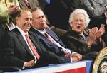 Kandidat. Bob Dole, der havde været guvernør i Kansas, sidder til venstre sammen med fhv. præsident George H.W. Bush og dennes Hustru Barbara, mens Doles hustru, senator Elizabeth Dole, taler på Republican National Convention i august 2004. 