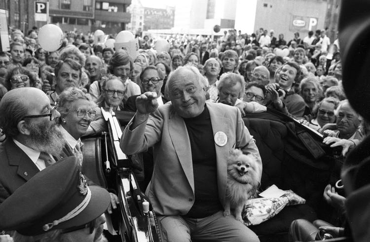 1981: Simon Spies og hunden Archibald under karetturen i indre by i København på 60-års fødselsdagen. 