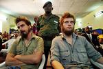DØD. Norske Tjostolv Moland (tv) er fundet død i sin celle i et fængsel i den congolesiske hovedstad Kinshasa. Norge arbejder fortsat på at få hans meddømte Joshua French (th) hjem. 
