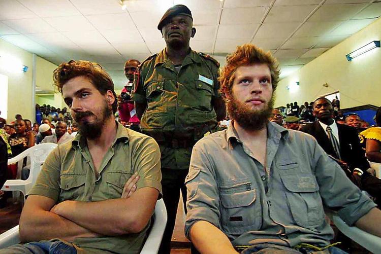 DØD. Norske Tjostolv Moland (tv) er fundet død i sin celle i et fængsel i den congolesiske hovedstad Kinshasa. Norge arbejder fortsat på at få hans meddømte Joshua French (th) hjem. 