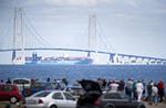 Utroligt. Tyve minutter efter containerskibet Mærsk Mc-Kinney Møller er passeret under Storebæltsbroen, kan det store skib stadig skimtes i horisonten. 
