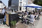 Udeservering. P.t. skal al udeservering i København være ophørt ved midnatstide. Det vil Liberal Alliance gerne ændre på. Her er vi Ved Stranden 10. (arkivfoto) 