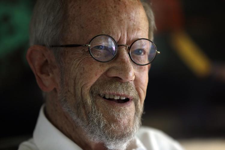 Prisbelønnet. Elmore Leanard har modtaget en lang række priser for sit forfatterskab. I 2012 fik han National Book Foundations pris for sit særlige bidrag til amerikansk litteratur. 