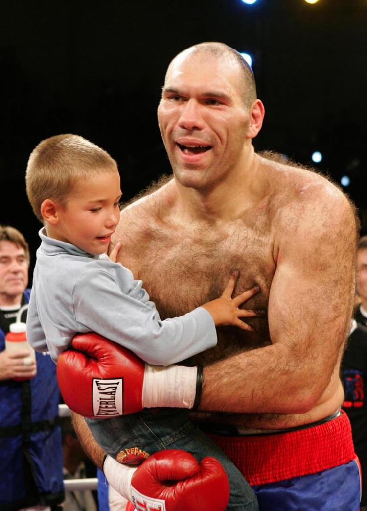 Kæmpe. Valuev med sin søn efter en kamp i 2007. 