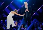 Respekteret. Sangerinden Sheryl Crow nejer for Kenny Rogers ved præsentationen af prisen for Årets Video video 2013 ved CMT Music Awards i Nashville, Tennessee, i juni. 