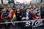 Modstand. »It's okay to be gay«, blev der råbt, da 10.000 demonstranter gik mod den russiske ambassade for at vise deres uvilje mod landets nye omstridte homolov. 