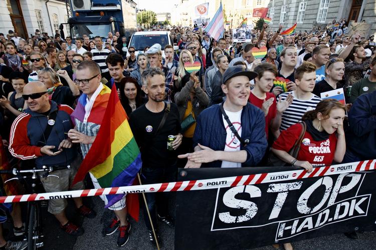 Modstand. »It's okay to be gay«, blev der råbt, da 10.000 demonstranter gik mod den russiske ambassade for at vise deres uvilje mod landets nye omstridte homolov. 