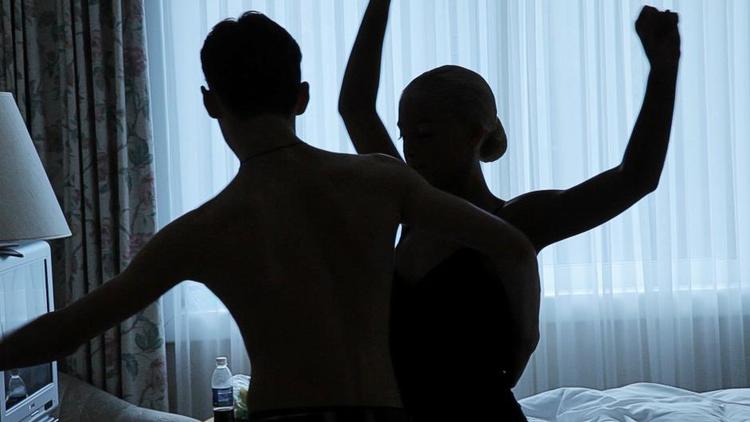 træning. Selv om Egor og Mie er dygtige sammen, og niveauet ifølge hendes træner er blevet højnet af de mange timer sammen, er kemien mellem de to unge ikke helt i top. 