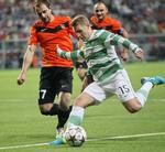 Nederlag. Shakhters Andrei Poryvaev i nærkamp med skotten Kris Commons (th). 