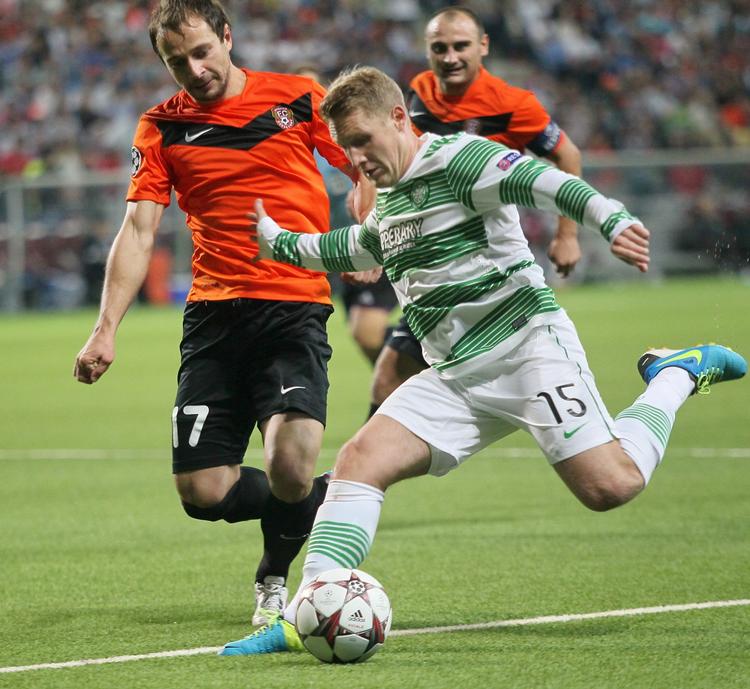 Nederlag. Shakhters Andrei Poryvaev i nærkamp med skotten Kris Commons (th). 