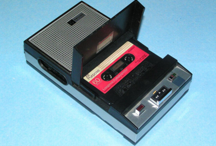 analogt. Billedet viser den første model: Philips EL 3300, som optog musikken i mono. Producenten valgte at stille teknologien til rådighed for andre, hvilket var med til at sikre hurtig og stor udbredelse. 