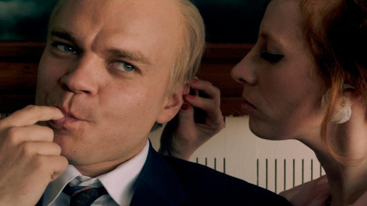 Film. Pilou Asbæk gør det ud for excentrikeren Simon Spies i ny, dansk film. Asbæk både taler som og ligner til forveksling den afdøde rejsekonge. 