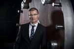 fortid. Ditlev nåede at få godt otte år som koncerndirektør i Vestas. I går fik han at vide, at han ikke behøver at komme mere. 