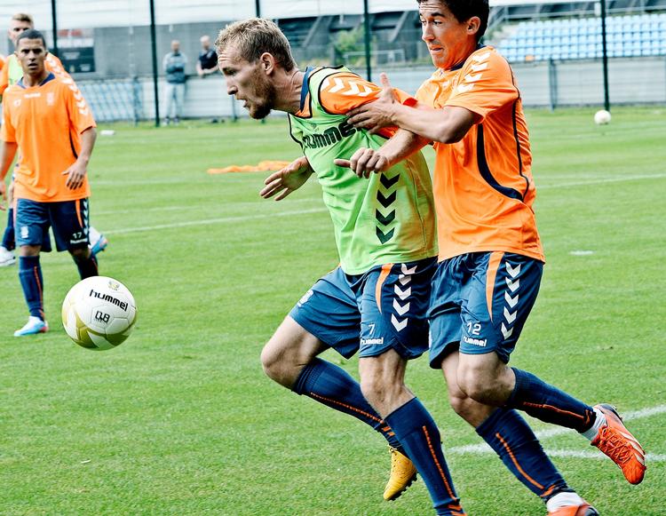 Brøndbymand. Kahlenberg (tv) har allerede stiftet bekendtskab med forsvarsspilleren Frederik Holst. 