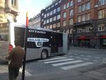 Rummelig. 'Gå ikke over vejen, der kommer bus'. Her ses bagpartiet af en af de nye ledbusser, der kan tage 160 passagerer. 