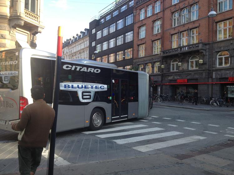 Rummelig. 'Gå ikke over vejen, der kommer bus'. Her ses bagpartiet af en af de nye ledbusser, der kan tage 160 passagerer. 