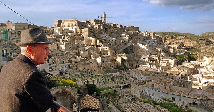 GEMMESTED. Husene i Matera ligner både på afstand og helt tæt på helt almindelige huse, men gemmer på en hule bagved. Man har blot anbragt facader foran hulen. 